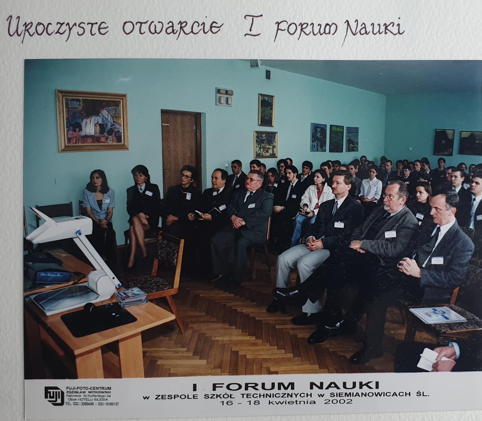 Uroczyste otwarcie I Forum Nauki - aula szkolna, w pierwszym rzędzie siedzą zaproszeni goście, za nimi młodzież Meritum